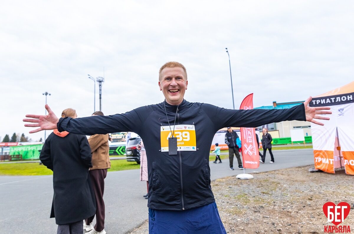 На финише кросса KultaKarjala под аркой RunKarjala