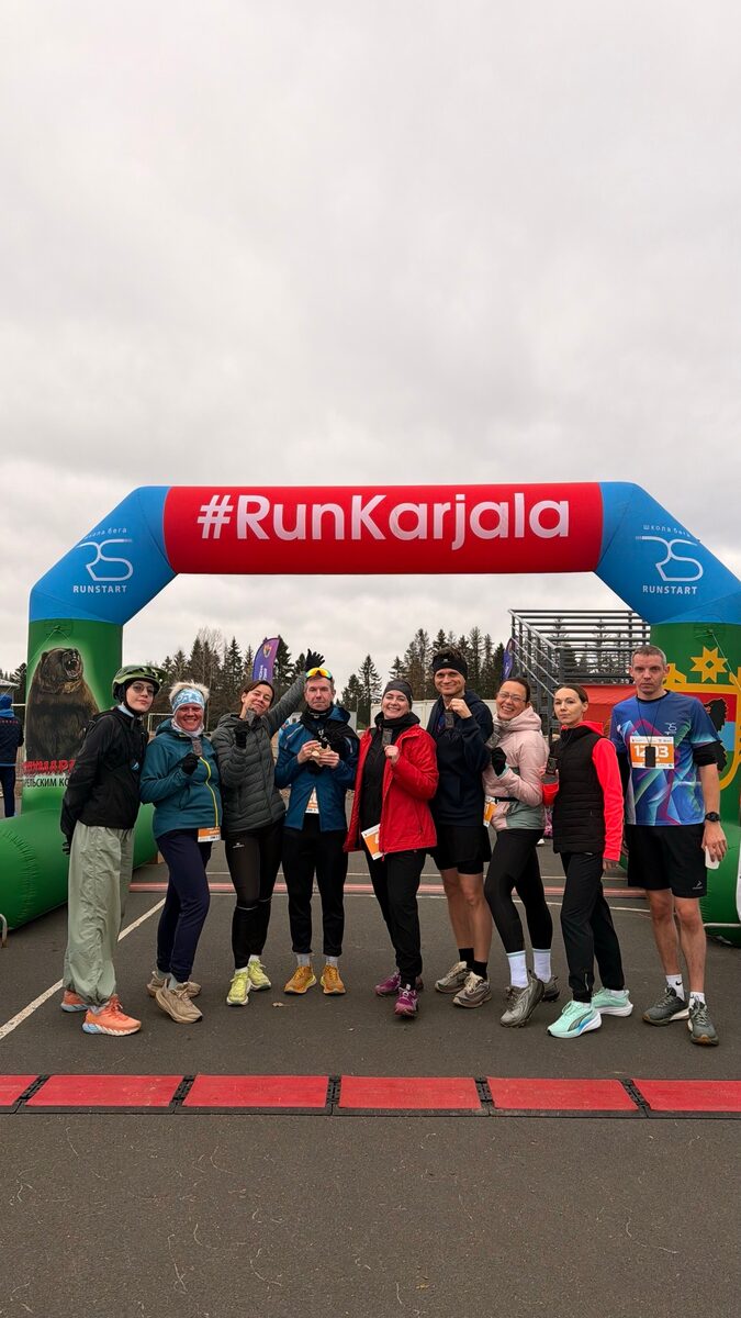 Команда RunStart у финишной арки кросса KultaKarjala