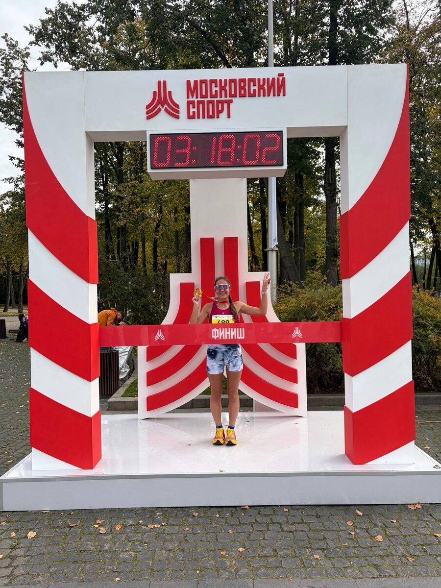 Фотозона финиша у Лужников, на табло 3:18:02