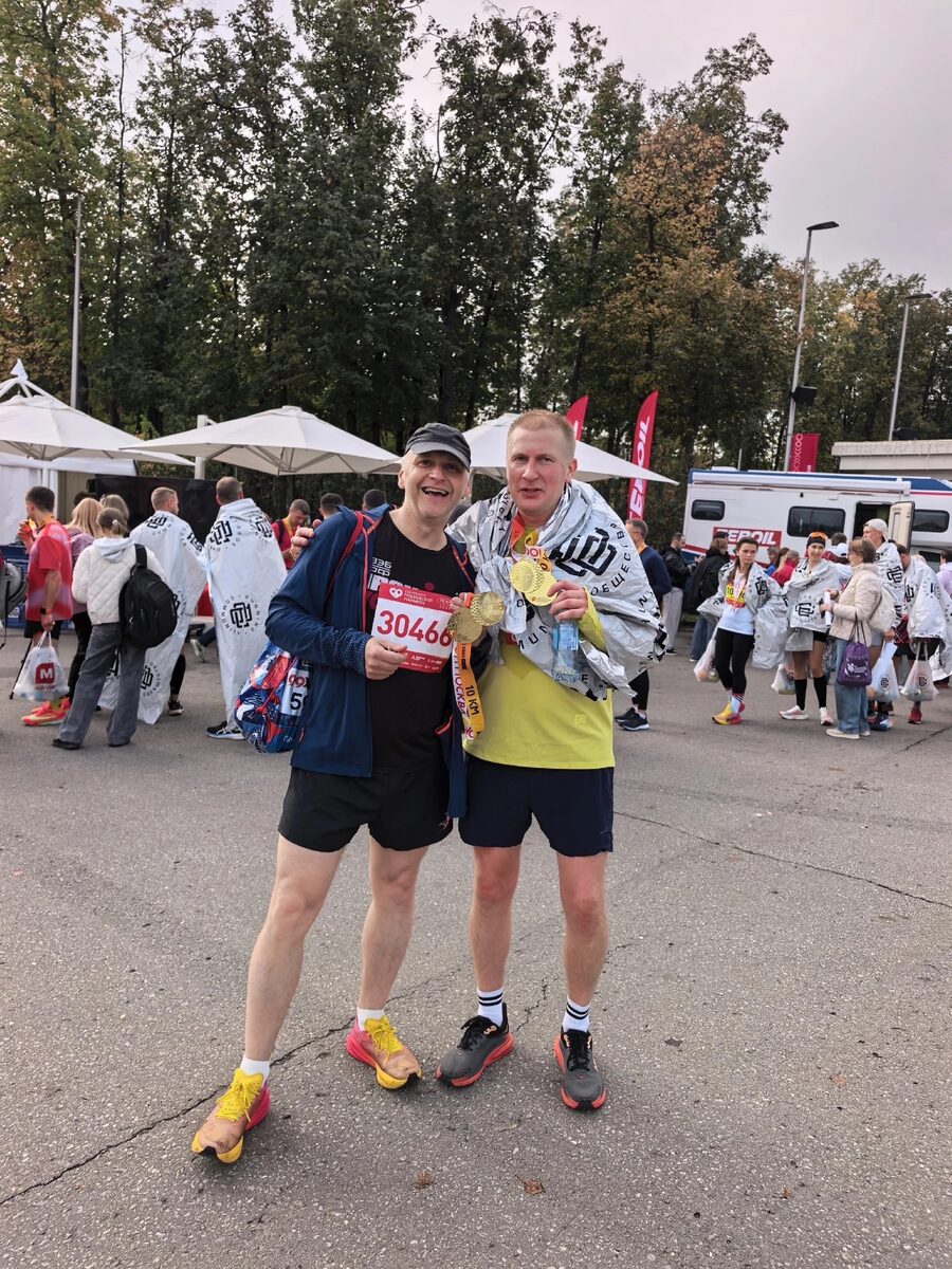 Бегуны RunStart с медалями финишёров у Лужников