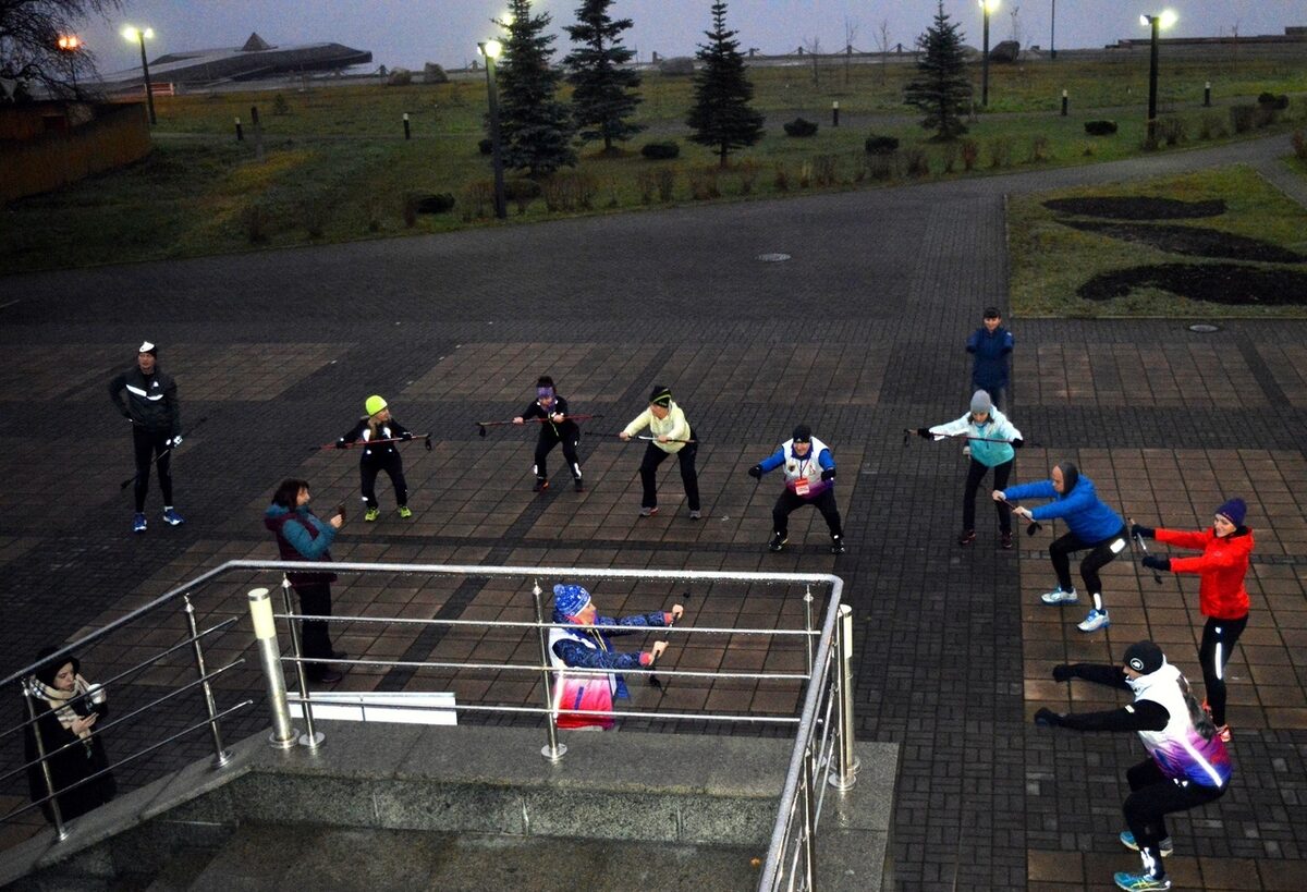 Разминка группы RunStart перед тренировкой на набережной Петрозаводска
