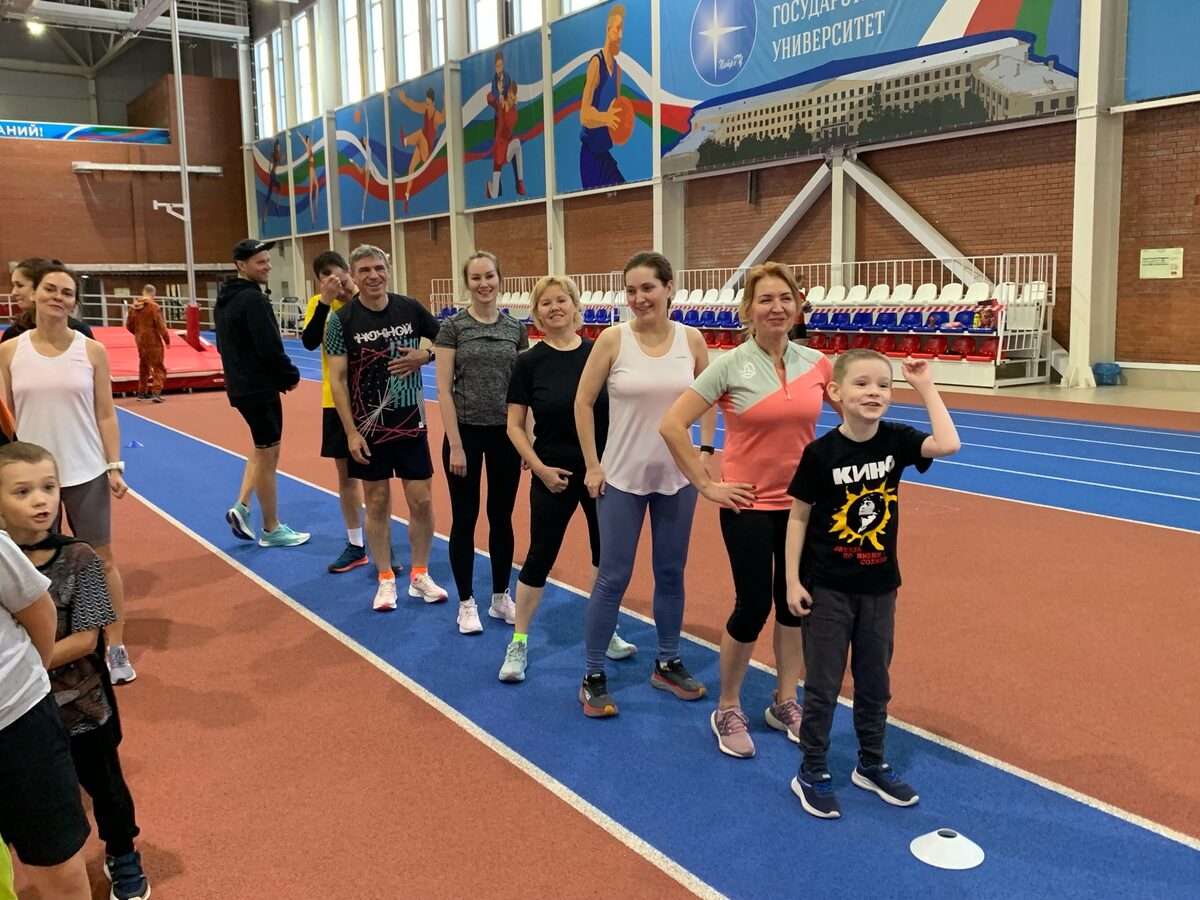 Тренировка школы бега RunStart в манеже — зимой прыжковые упражнения переносим под крышу